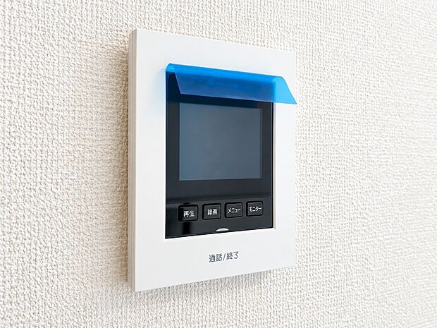 【モニター付きインターホン】モニター付インターホンが標準仕様です。戸建暮らしだと、集合住宅に比べ、より不安になりがちな防犯面、目で確認できるからあんしんです。