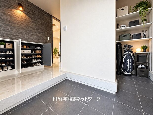 【玄関】本画像の靴、ゴルフバッグ、小物、植栽等はCG生成の配置イメージです。販売価格にこれらは含まれません。