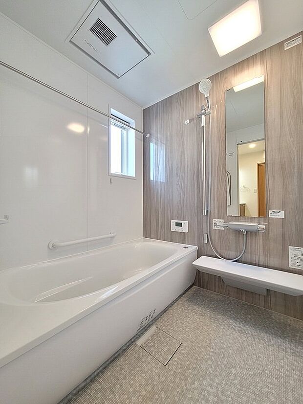 【浴室】一坪タイプのお風呂。お子様と一緒に入ることもできます！