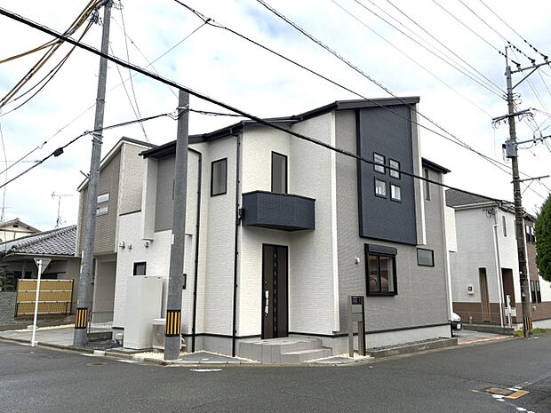 外観　左:（2）号棟　右:（1）号棟　2025年10月撮影　