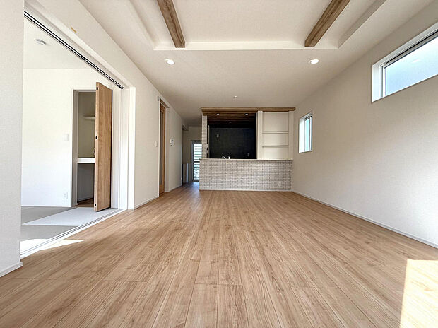 【リビング】南向き18.5帖のLDKに5.25帖の和室を隣接。リビングと一体的に使うことで、より広がりを感じられる開放的な住空間を実現しました。お子様の遊び場やくつろぎの場としても活用できます。