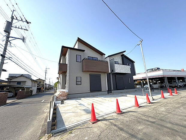 【現地写真　2026年5月撮影】外観は落ち着いた色合いでまとめ、家族の毎日をやさしく包み込むデザイン。