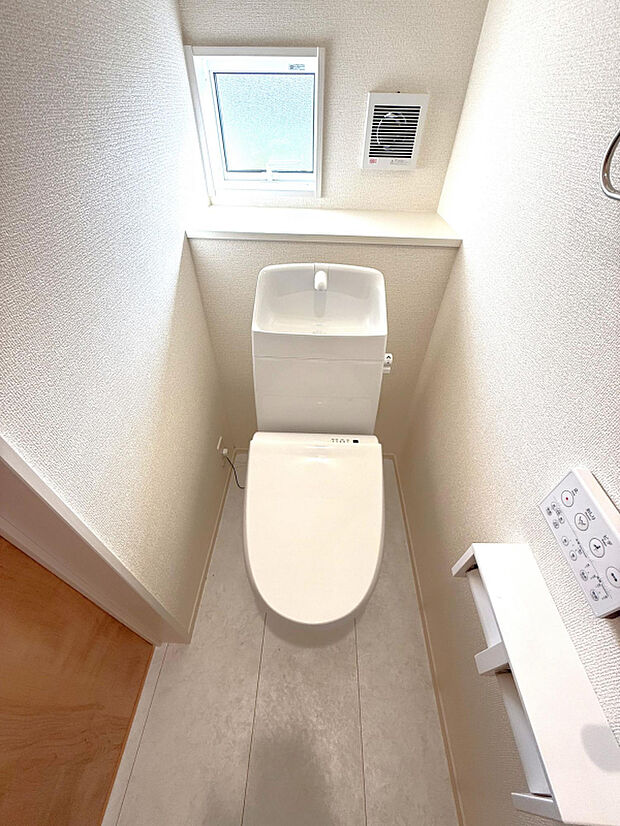 【トイレ　(1)号棟】シンプルで使いやすい、落ち着きのあるトイレ空間。