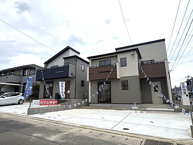 【外観　左:(1)号棟　右:(2)号棟】広々とした駐車スペースが魅力！！前面道路にもゆとりがあり、駐車が苦手な方でも安心して利用できます。