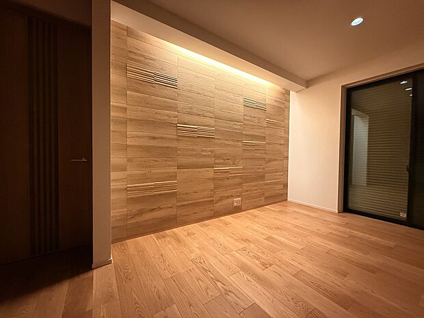 アクセントウォールの質感を際立たせる間接照明が印象的。家族でゆったりとした夜を過ごせそうです。(1号棟)