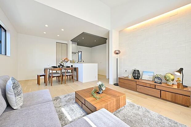 リビングにアクセントウォールを設けました。くつろぎの空間をおしゃれで華やかに演出します。(2号棟)