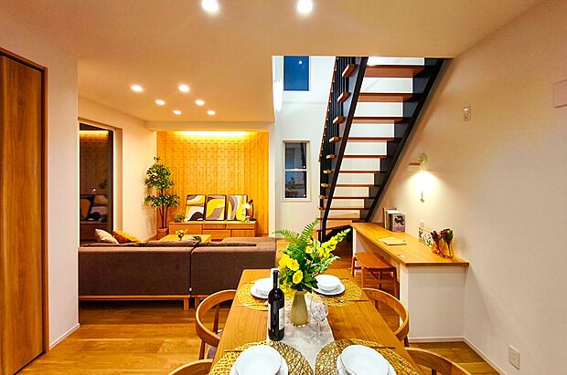 階段下にはカウンターを備え、お子様のリビング学習や趣味にお使いいただけます。(4号棟)