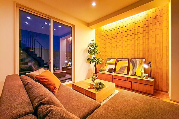 アクセントウォールの質感を際立たせる間接照明が印象的。家族でゆったりとした夜を過ごせそうです。(4号棟)