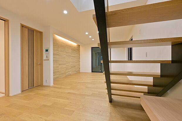 【リビング】デザイン手すりを採用したリビング階段と吹抜のコンビネーションが空間にさらなる立体的な広がりを生み出します。(1号棟)