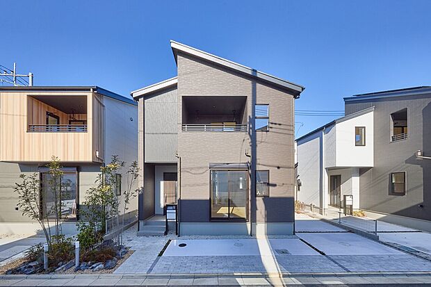 【現地外観写真】2号棟（3LDK+WIC+パントリー+シューズクローク+オープンキッチン+吹抜+リビング階段 +書斎コーナー）