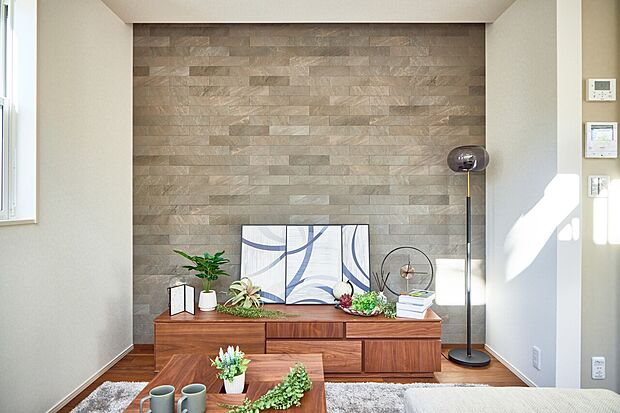 【リビング】【アクセントウォール・間接照明】深みのある素材に柔らかな光が陰影を添え、上質さを演出。(1号棟)