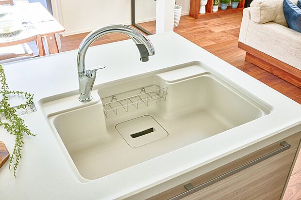 【キッチン】【タッチレス浄水栓】吐水、止水が自動で水栓操作が不要に。【人大シンク】耐久性に優れた、美しくなめらかな質感の人工大理石。(1号棟)