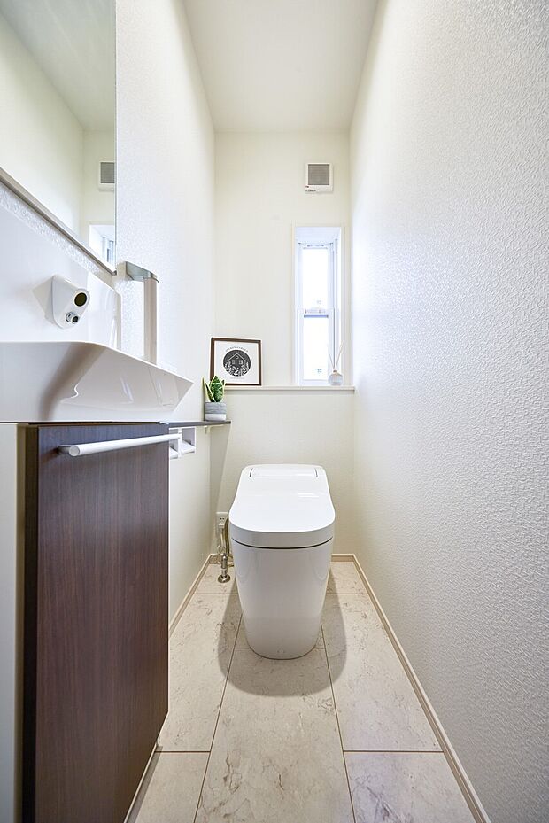 【トイレ】【全自動おそうじトイレアラウーノ】と手洗いキャビネットを採用。流すたびに“泡”でおそうじします。1F手洗いキャビネットはタッチレス水栓。(1号棟)