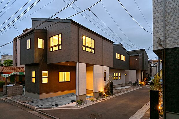 【現地外観写真】立体的なフォルムによって陰影が映え、窓の形状やスカイラインなど変化に富んだ造形が印象的な街並み。（2025年5月撮影）