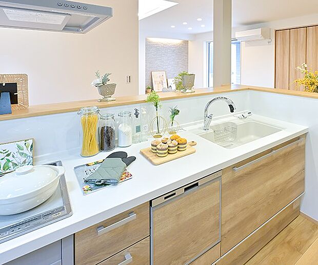 【【クリナップ】システムキッチン】お料理をしながら家族とのコミュニケーションが楽しめるキッチン。開放的で一体感のあるLDK空間を創出します。※画像は建築事例です。販売中の建物とは仕様は異なります。