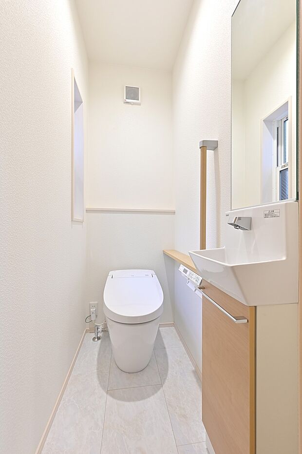 【トイレ】デザイン性の高いすっきりとしたフォルム。パワーストリーム洗浄やアクアセラミックなどでお手入れを楽にする機能もプラスされています。（4号棟）