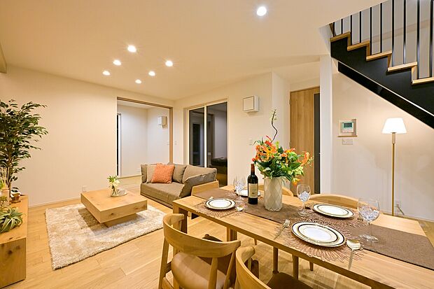 【リビング】キッチンからリビングダイニング全体が見渡せるので、お料理しながらお子様を見守ることができます。(3号棟)