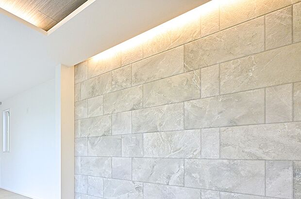 【その他内観】【アクセントウォール・間接照明】深みのある素材に柔らかな光が陰影を添え、上質さを演出。(3号棟)