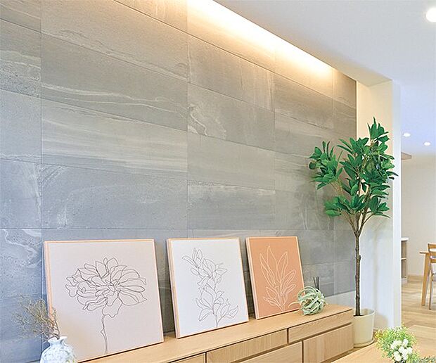 【その他画像】【アクセントウォール・間接照明】深みのある素材に柔らかな光が陰影を添え、上質さを演出【エコカラット】調湿・脱臭効果を持った機能性建材で快適空間に※画像は建築事例です。販売中の建物とは仕様は異なります。