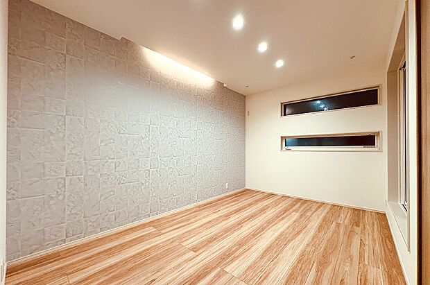 【リビング以外の居室】間接照明とアクセントクロスで個性あふれる2階洋室。（3号棟）