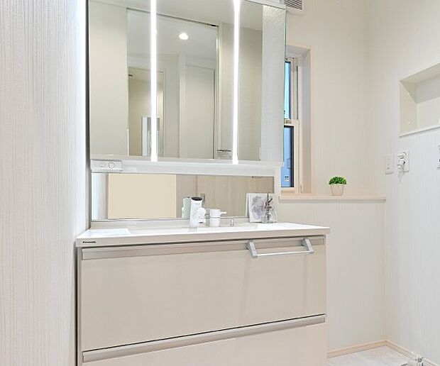 【【Panasonic】洗面化粧台】ワイドなカウンターに、タッチレス水栓を採用。影を抑えるツインラインLED照明が心地よい使用感をプラス。タッチレス水栓搭載。※画像は建築事例です。販売中の建物とは仕様は異なります。