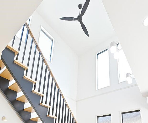 【その他画像】【吹抜け＆デザイン階段】デザイン手すりを採用したリビング階段とのコンビネーションが空間にさらなる立体的な広がりを生み出します。※画像はイメージです。実際の商品とはデザイン・仕様が異なります。