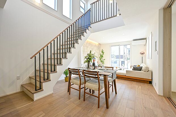 【リビング】「おはよう」「おやすみ」が自然に生まれるリビング階段。吹抜にすることでよりコミュニケーションを後押しします。(1号棟)