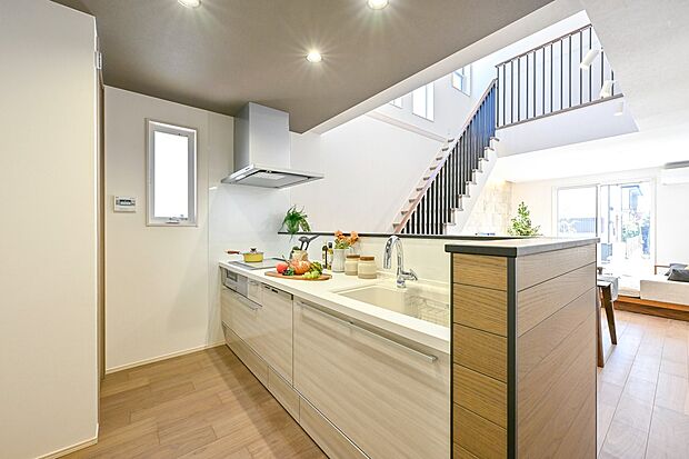 【【クリナップ】フラット対面キッチン】お料理をしながら家族とのコミュニケーションが楽しめるキッチン。開放的で一体感のあるLDK空間を創出します。キッチンパネルはマグネット対応です。(1号棟)