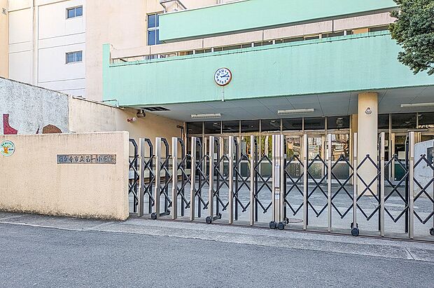 第一小学校 (約300m)