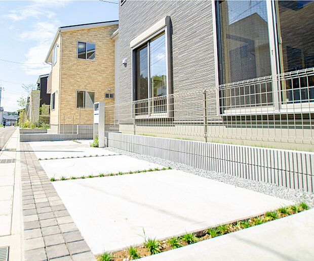 【その他画像】【カースペース】コンクリートと素材を交互にレイアウトしたデザインを施し、車が停まっていない時も美観を保ちます。※2台目は軽自動車対応となります。