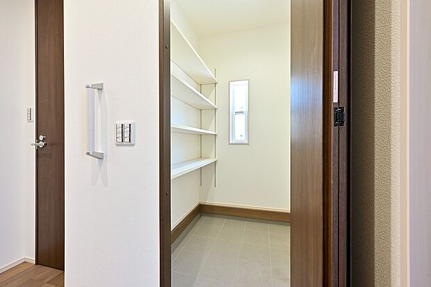 【玄関】収納力たっぷりのシューズクロークを備えた玄関。靴だけでなく、ベビーカーや傘、アウトドアグッズなども収納可能。(1号棟)