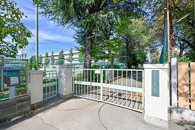 第三中学校(約440m)