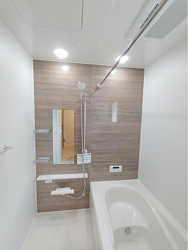 一坪タイプのユニットバスは、足をしっかりと延ばして一日の疲れを癒すことが可能です。浴室暖房乾燥機も完備しておりますので、カビの心配が無いのはもちろん、雨の日のお洗濯物はお風呂で乾かせます。