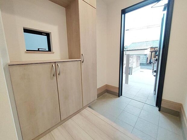 玄関に備え付けのシューズボックス。大容量の収納力でご家族の履物もすっきり収納できます♪片付けが楽になる豊富な収納は、日々のストレス軽減にもつながります。