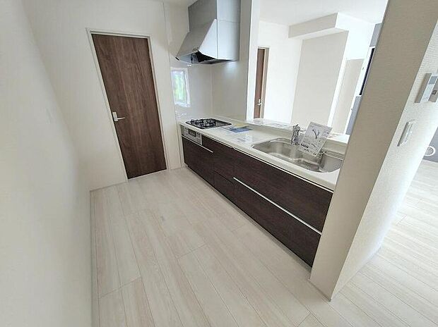 キッチンには大容量のオールスライド式の収納を採用しております。奥までしっかりと収納として活用でき、取り出す時も手前の物をどかしたりする手間など掛かりません、キッチン周りをいつもスッキリにしておけます。