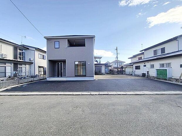 全体的に開放感があり、建物自体も開口部を多く設けておりますので、明るさと風通しの良さは自信をもってお勧めできます。両方とも建物の見栄えはもちろん、機能にも大きく影響いたしますので大切なポイントです。