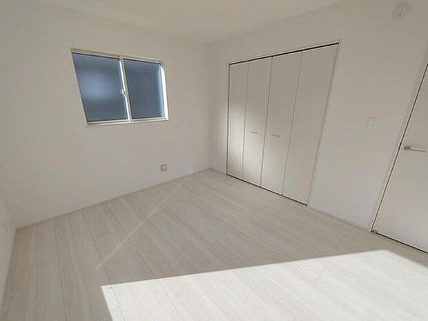 2階の居室は日当たりも眺望もよい気持ちの良い空間となっております。２面採光となっておりますので、広く景色を楽しめるのはもちろん、風通しが良く嫌なことがあっても自分のお部屋でリフレッシュできます。