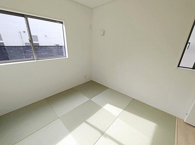 和室スペースです（畳はお引渡し前に入れます）最近和室を設けない戸建ても増えてまいりましたが、やっぱりあると落ち着きます。家の中に入った時にする畳の香りが個人的は大好きです。ゴロゴロするのも好きです。