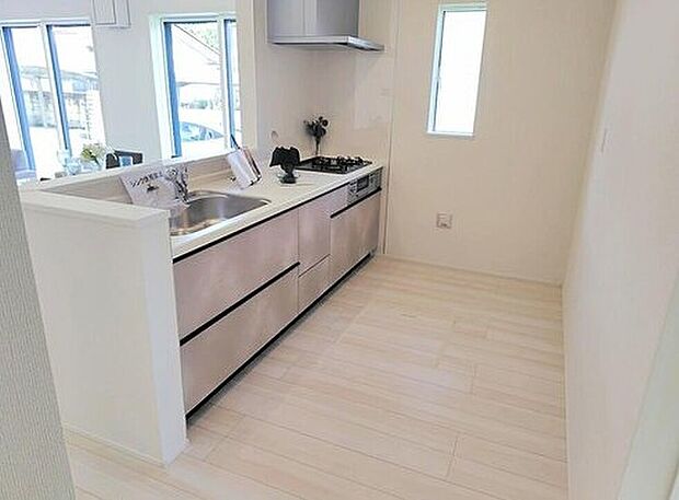 キッチンからリビングを見渡せますので、お料理やお片付け中もご家族のコミュニケーションをお取りいただけます。そしてキッチン自体も明るくなりますし、風も抜けますので衛生面で見ても安心いただける作りです。