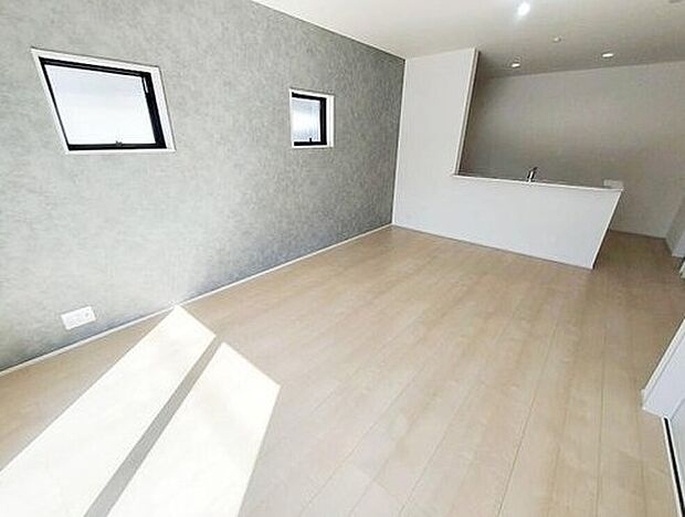 広々としたリビングは南側に設けた掃き出し窓からたくさんの陽光を取り入れてくれます。家族が集まる空間ですからやはり明るさと、暖かさは大切です。広さがありますので家具の配置に悩まなくて済むのも良いです。