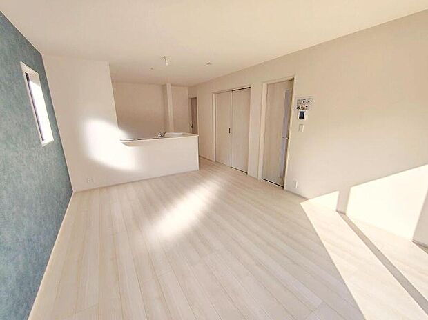 縦長で奥行きのあるリビングは、家具の配置がしやすく使い勝手が非常に良いです。特にソファを配置した時にその便利さがお分かりいただけると思います。ゆったりと、くつろげる場所でなくてはならないと考えています