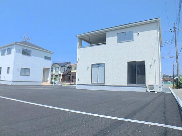 【類似外観同仕様】類似外観同仕様の物件になります。扉や窓の開口部の位置やデザインが異なります。建物の詳細図面などもございます、仕様の細かなご説明もさせていただきます。