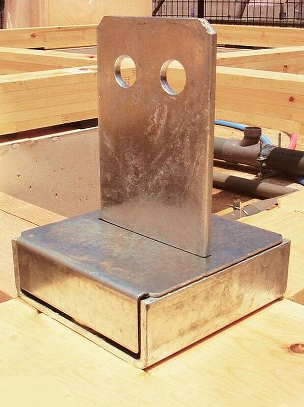 「TロックII」は、ホールダウン金物の約2倍の強度があり、接合部の強度を増加させ、地震や風圧がかかった場合の柱の抜けを防ぎます。