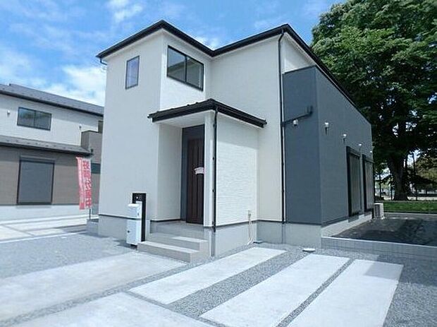 【類似外観同仕様】類似外観同仕様の物件になります。扉や窓の開口部の位置やデザインが異なります。間取りの広さなどもモデルハウスをご案内させて頂き、イメージしていただく事も可能です。