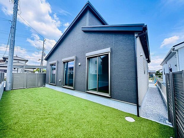 類似外観同仕様の物件になります。
建物周囲全体に開口部を設けていますので、大変風通しの良い物件です。住んでいるときの気持ちよさだけでなく、湿気対策として建物の寿命にも関わる大切なポイントです。
