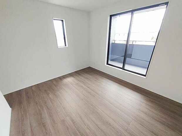 2面採光の洋室です。窓からの眺望もよくなり視界が広いので、部屋にいても飽きません、そしてもちろん大切なのは明るさと風通し、明るい日差しと心地よい風で自分のお部屋でくつろげる贅沢をご提供します。