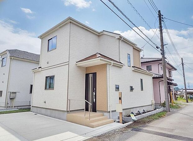 お車はゆとりをもって並列2台停めていただます。お出かけの際に誰かに頼んで前の車をどかしたり、1台の停め方によってはもう一台の駐車が難しかったり、そんなストレスとは無縁の広さがあり、楽々停められます。