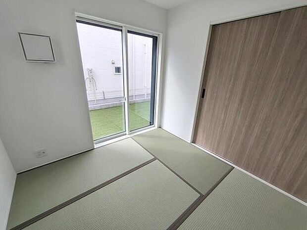 【 リビング以外の居室】一部屋は欲しい和室!デザイン性の高い畳の和室はお昼寝スペースにしたり、お孫さんが泊まりに来たら客間にもなります。リビングの延長としても使えるので、ライフスタイルによって多目的に利用できて大変便利です。