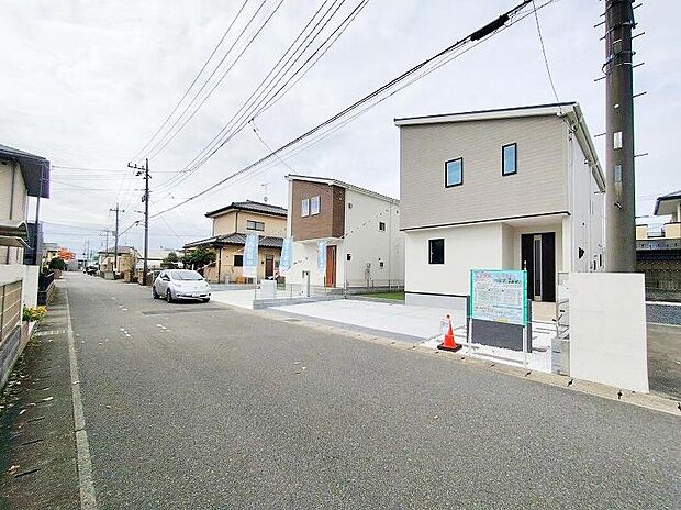 【前面道路含む現地写真】お車はゆとりをもって並列2台停めていただけます。お出かけの際に誰かに頼んで前の車をどかしたり、1台の停め方によってはもう一台の駐車が難しかったり、そんなストレスとは無縁の広さがあり、楽々停められます。