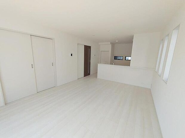 【リビング】明るく開放的な空間が広がる、キッチン・ダイニング・リビング。室内には豊かな陽光が注ぎ込み、爽やかな住空間を演出。ホームパーティーでもゲストと一緒に料理を楽しみながら楽しい時間を過ごせそう。